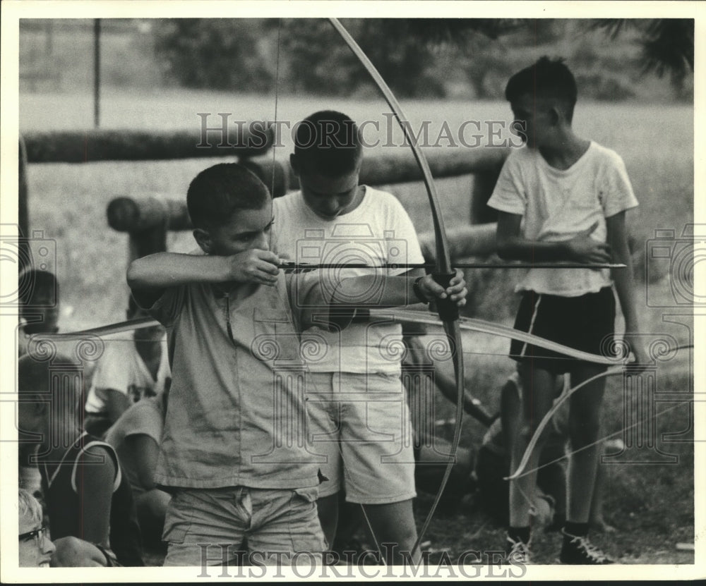 Press Photo Young YMCA archers get some practice - hcs01224- Historic Images