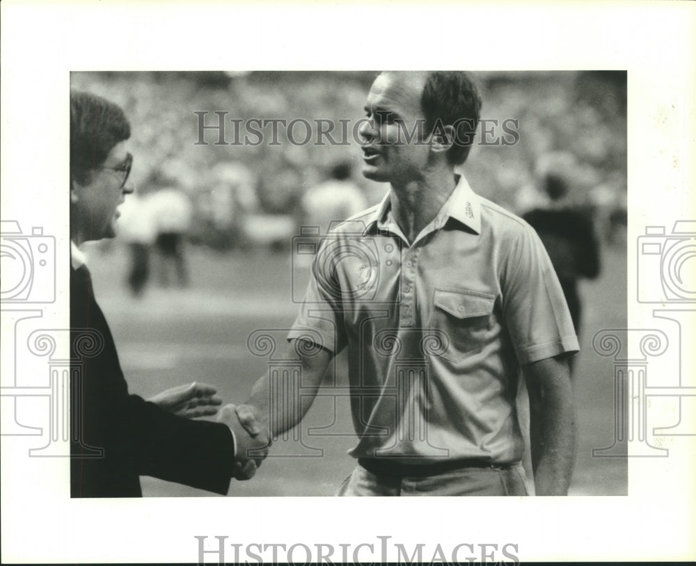 1985 Press Photo Houston Oilers Hugh Campbell shakes hand with Ladd Herzeg- Historic Images