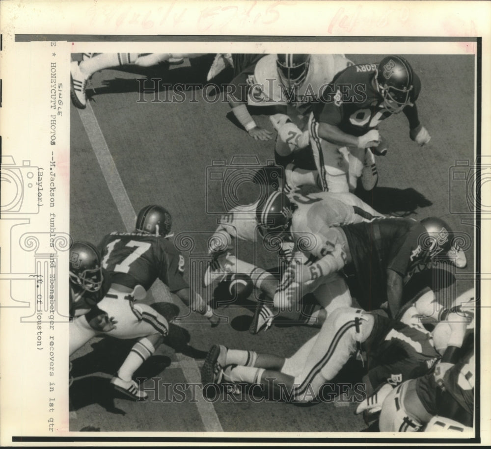 1976 Press Photo Baylor running back fumbles as Houston defender dives for ball.- Historic Images