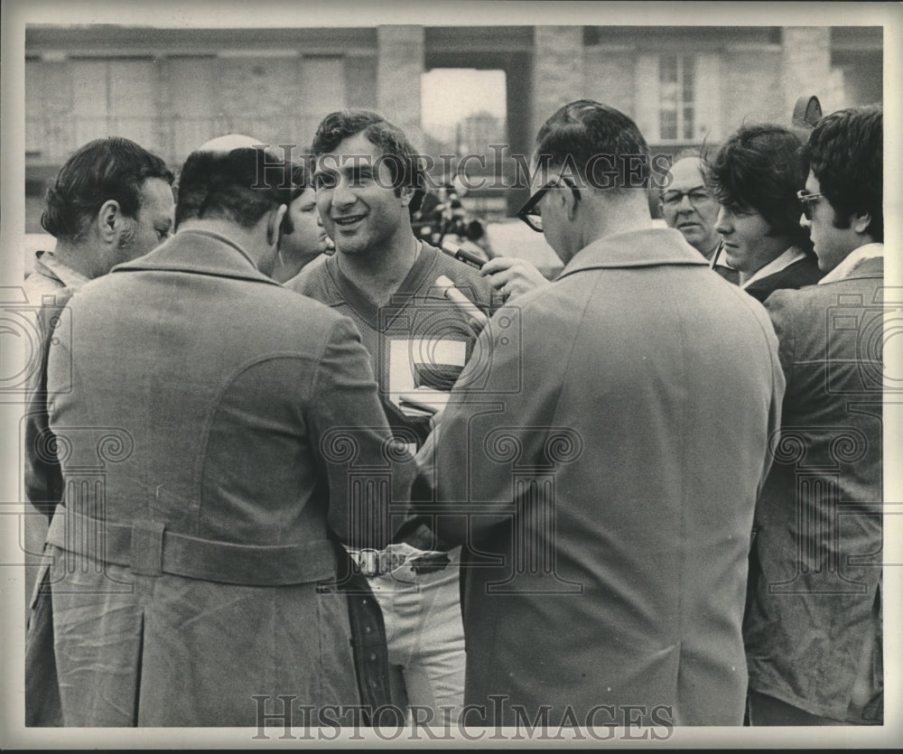 1974 Press Photo Miami Dolphins&#39; Nick Buoniconti talks with newsmen. - hcs01271- Historic Images