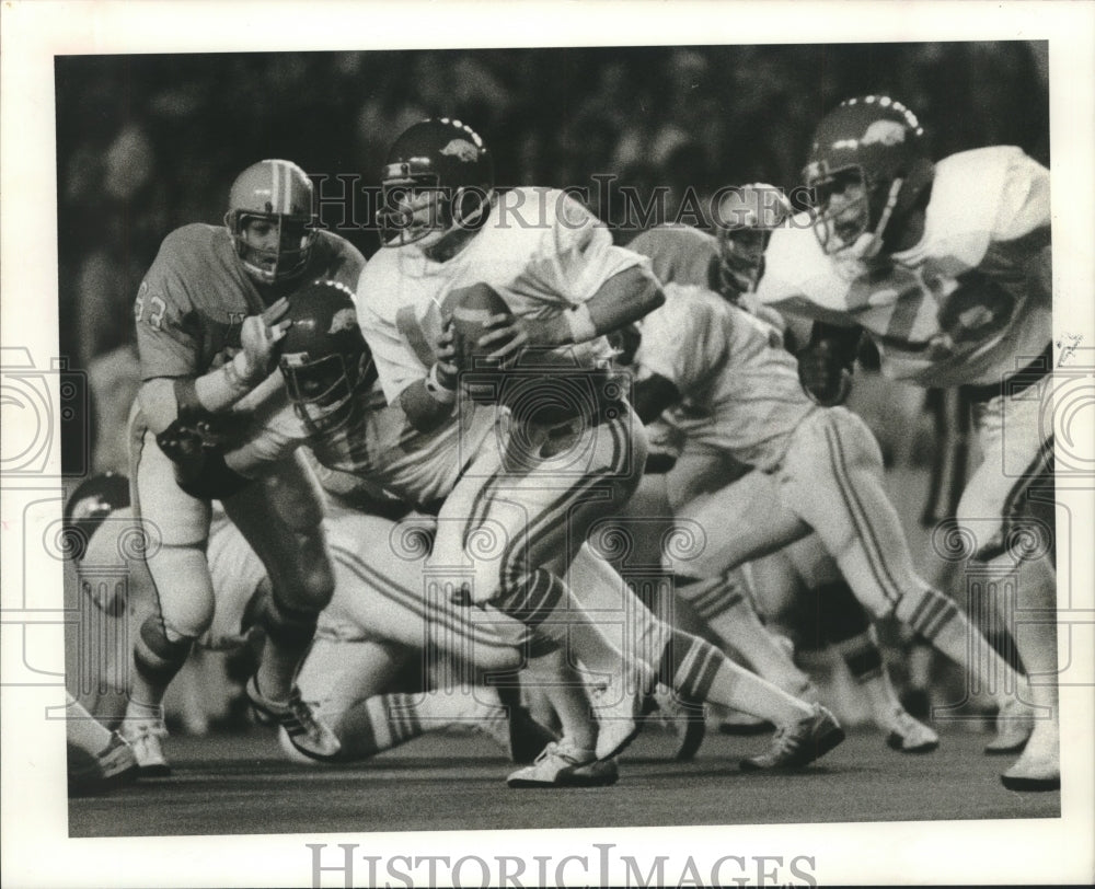 1976 Press Photo Arkansas Razorbacks run an option play against Houston Cougars.- Historic Images