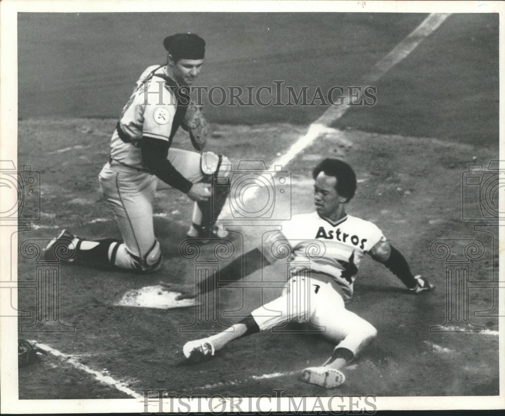 1977 Press Photo Houston Astros&#39; Enos Cabell appears to slide safely into home.- Historic Images