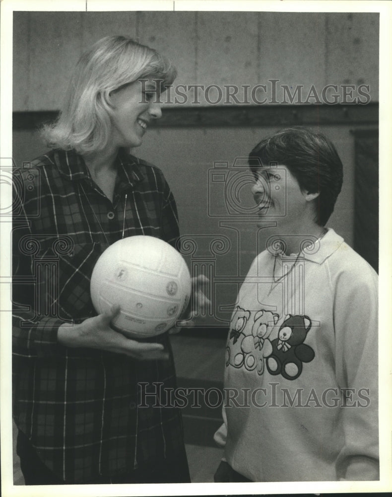 1986 Press Photo Volleyball player Jill Blumentstein talks with another.- Historic Images