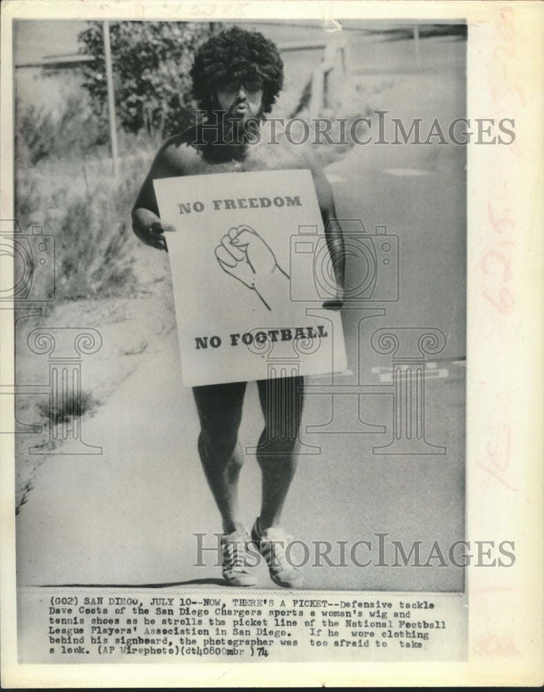 1974 Press Photo San Diego Chargers' Dave Costs appears to be picketing nude.- Historic Images