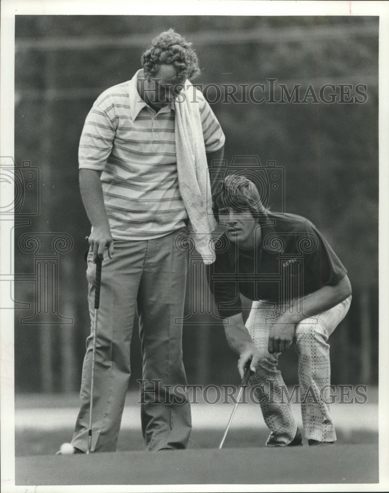 1976 Press Photo Golfer Jim Becker from Georgia surveys the green for his putt.- Historic Images