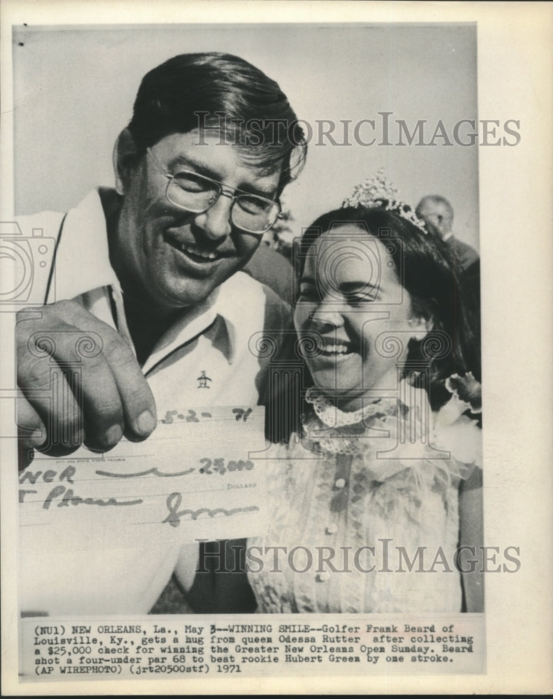 1971 Press Photo Frank Beard wins Greater New Orleans Open; gets hug &amp; $25,000- Historic Images