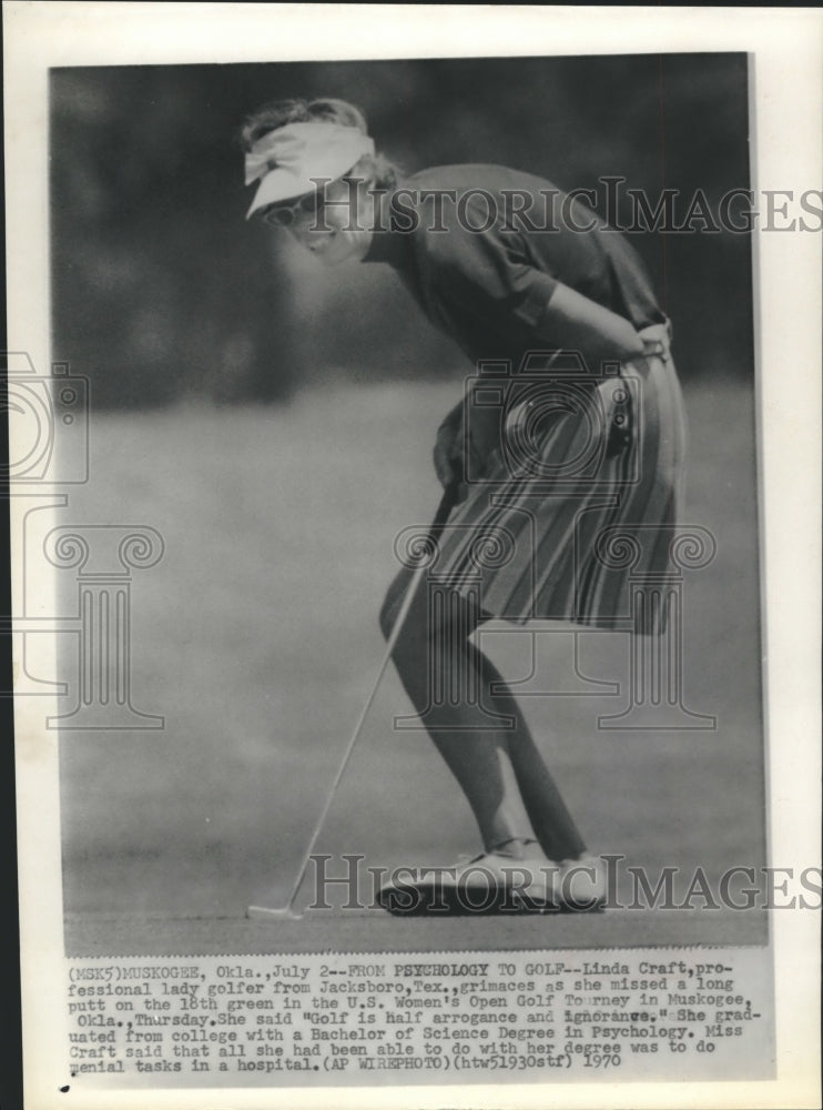 1970 Press Photo Pro golfer Linda Craft grimaces as she misses putt at U.S. Open- Historic Images