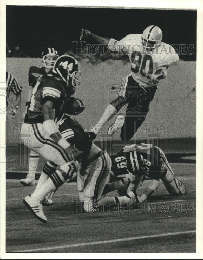 1977 Press Photo Rice University&#39;s Earl Cooper tries to elude leaping defender- Historic Images