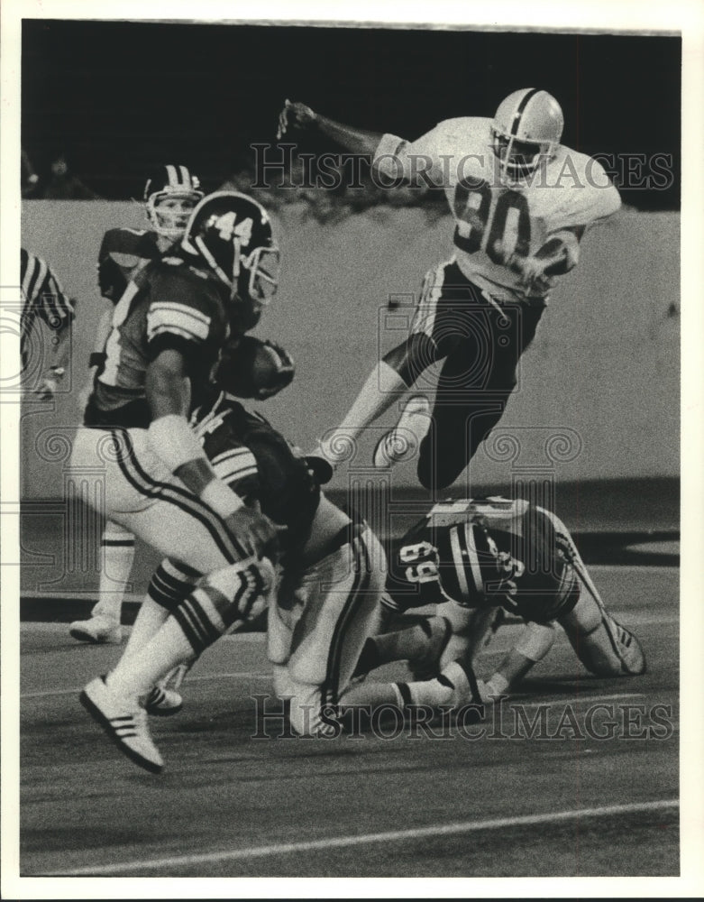 1977 Press Photo Rice University's Earl Cooper tries to elude leaping defender- Historic Images