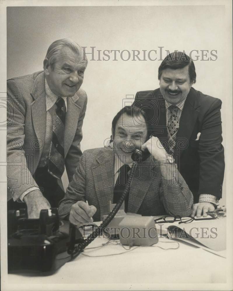 1973 Press Photo K.S. &quot;Bud&quot; Adams and his associates working at their office- Historic Images