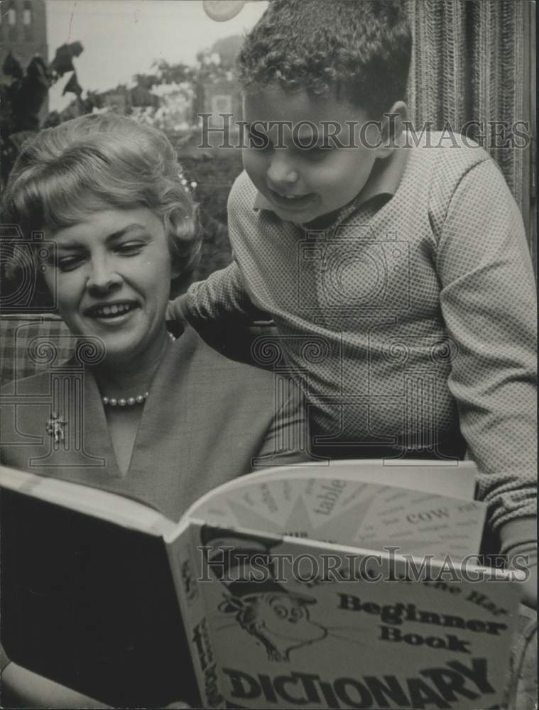 1965 Press Photo Mrs. K.S. &quot;Bud&quot; Adams helps her son Kenny with his reading- Historic Images