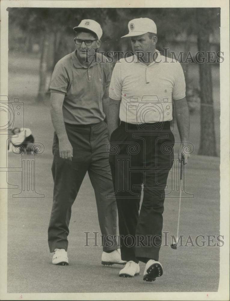 1966 Press Photo Don Addington with Chuck Ribelin during Texas golf tournament- Historic Images