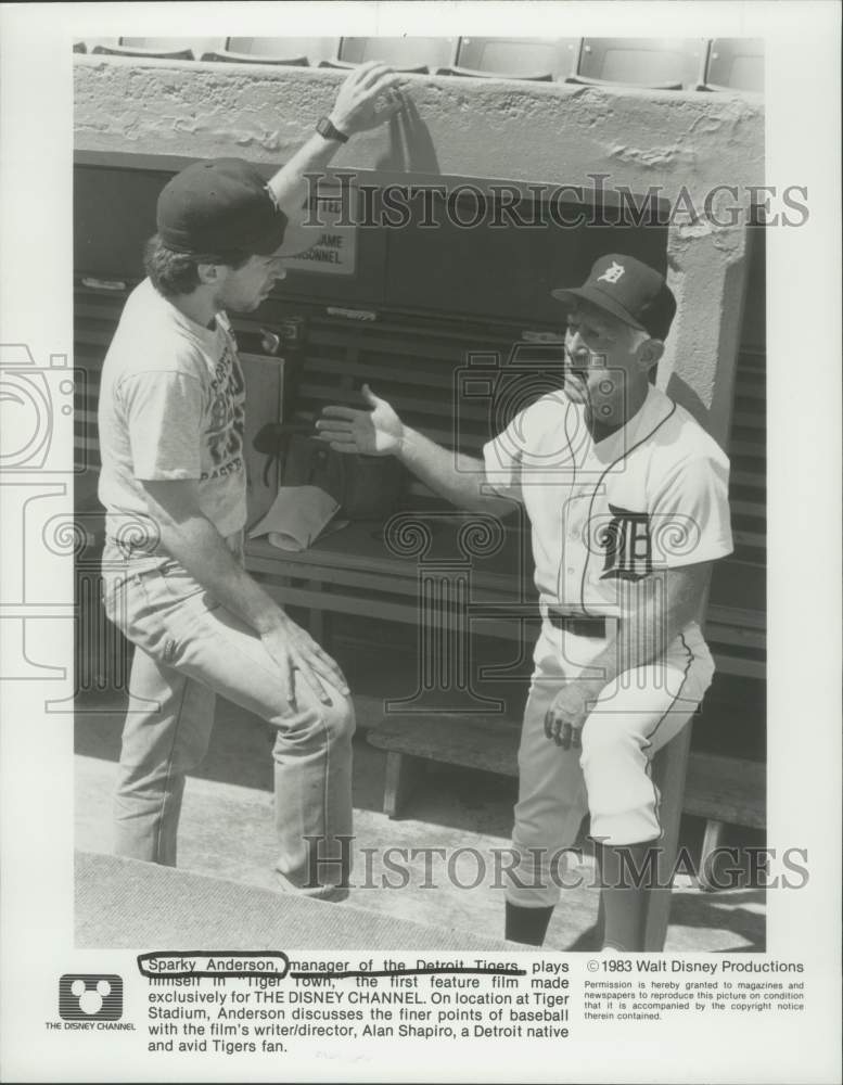 1983 Press Photo Sparky Anderson chats with Alan Shapiro on set at Tiger Stadium- Historic Images