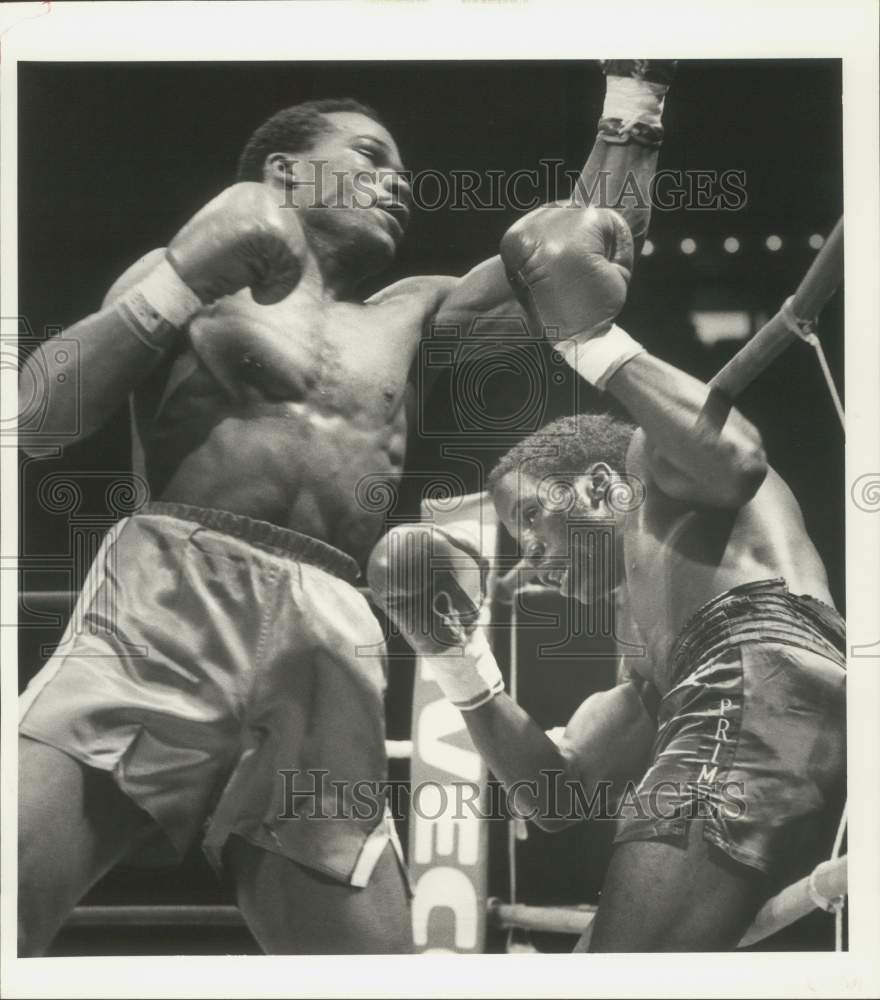 1984 Press Photo Boxer Dwayne Primm ducks under upper cut of Choo-Choo Dixon- Historic Images