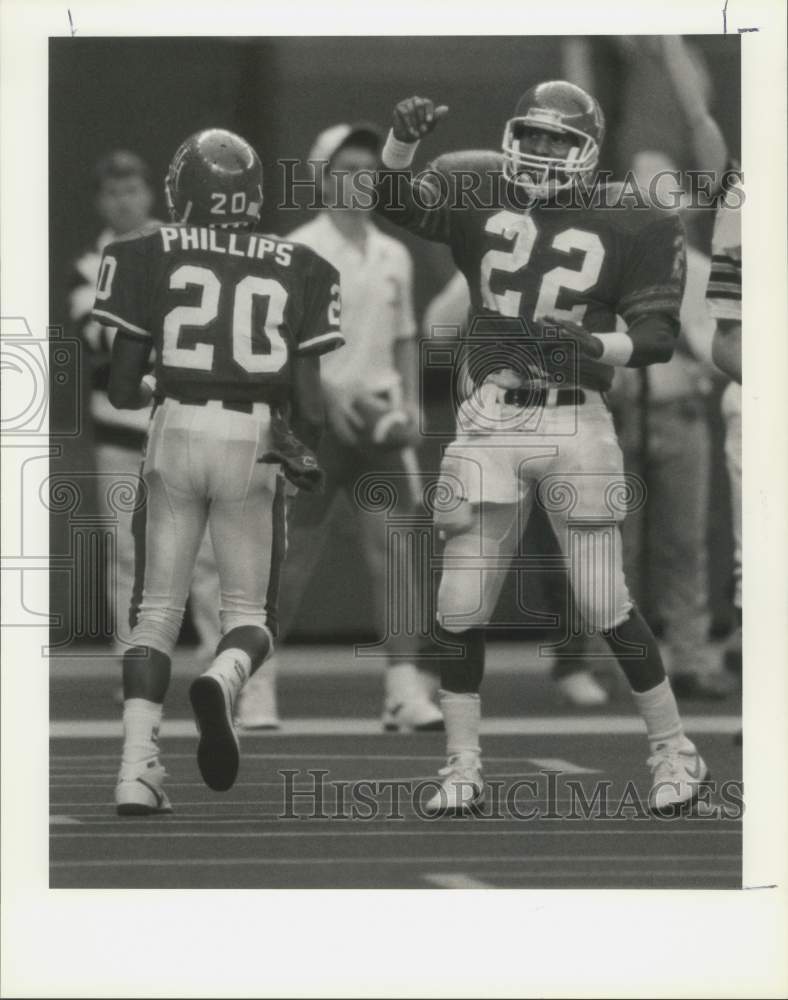 1988 Press Photo UH&#39;s James Dixon congratulates Jason Phillips after touchdown- Historic Images