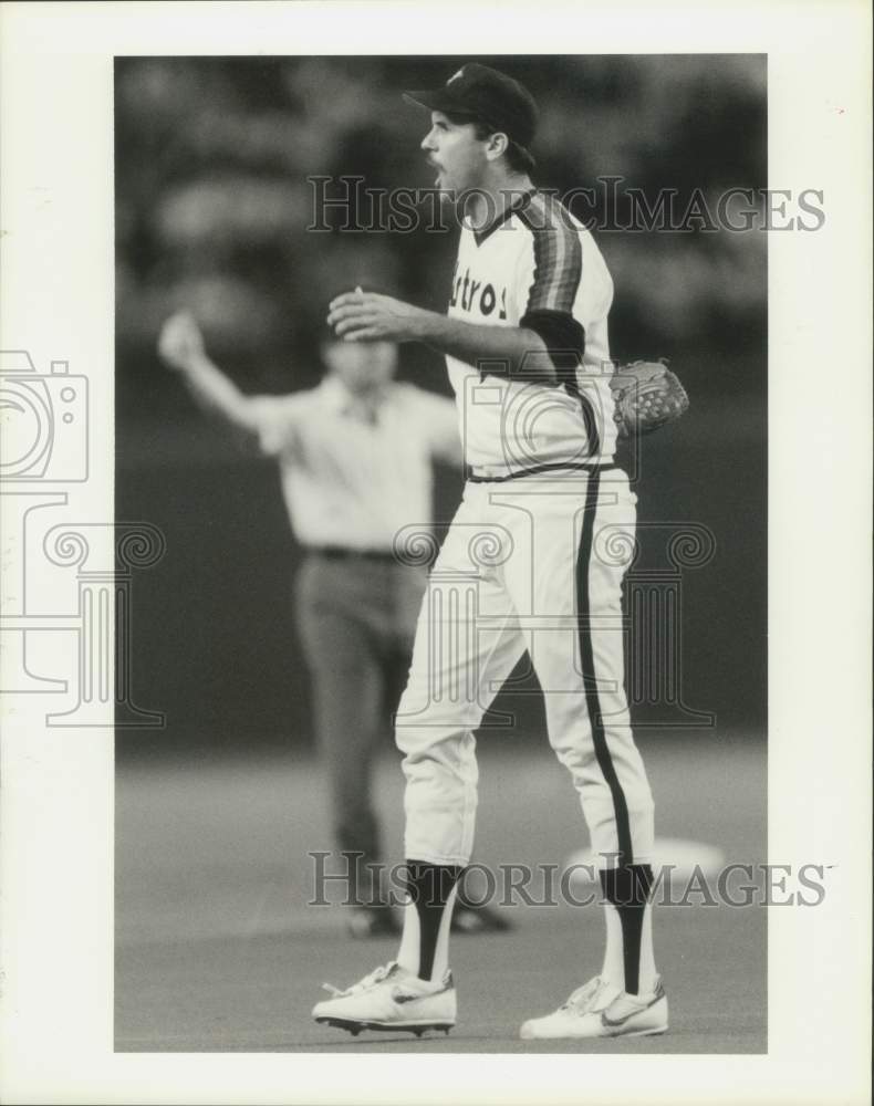 1987 Press Photo Jim Deshaies confronts umpire Bob Davidson during baseball game- Historic Images