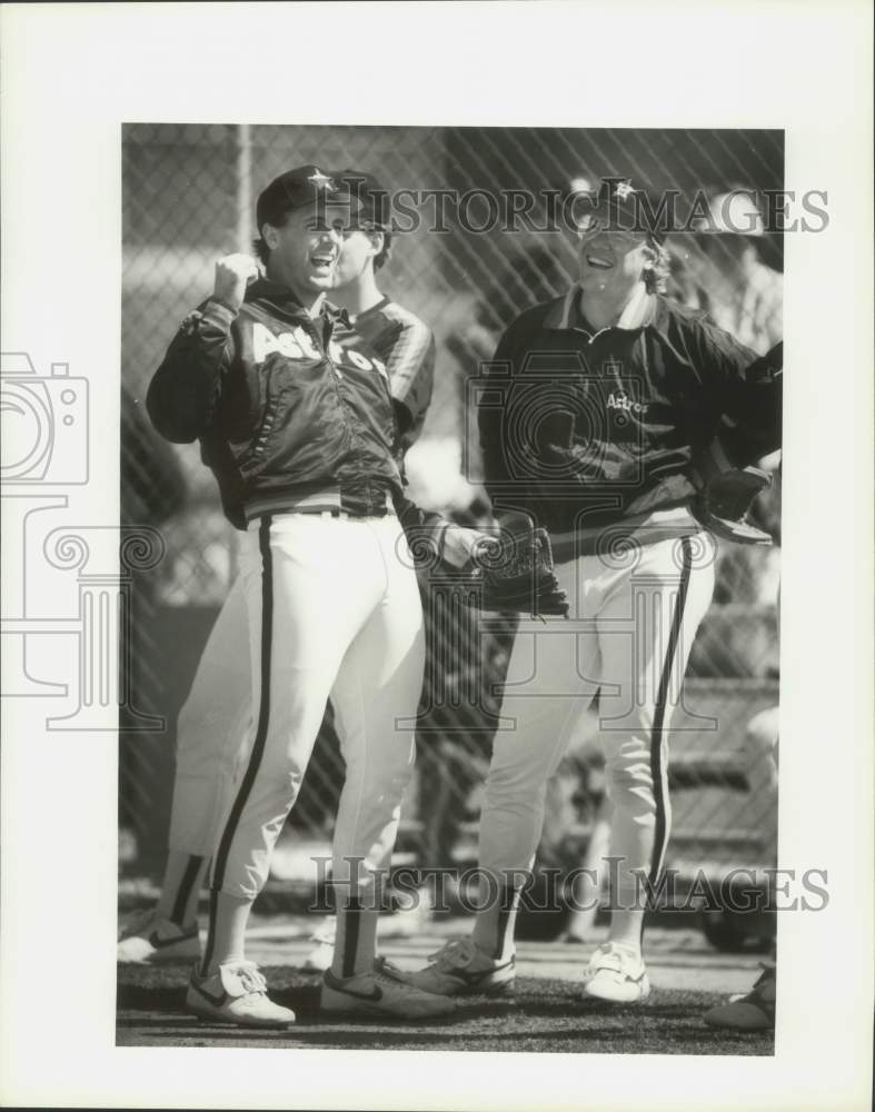 1990 Press Photo Jim Deshaies laughs with Mike Scott at Astros' camp in Florida- Historic Images