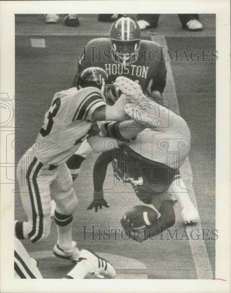 1976 Press Photo Houston quarterback Danny Davis stopped by TCU&#39;s Jerry Gaither- Historic Images