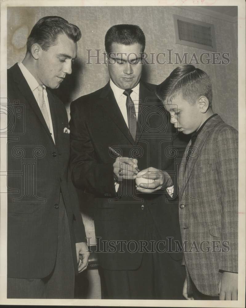 Press Photo Joey Amalfitano signs autograph on a baseball for Steve McCaleb- Historic Images