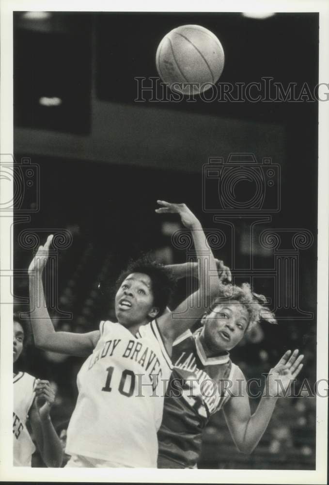 1990 Press Photo Cassandra Anderson battles Sharese Bell for basketball in game- Historic Images