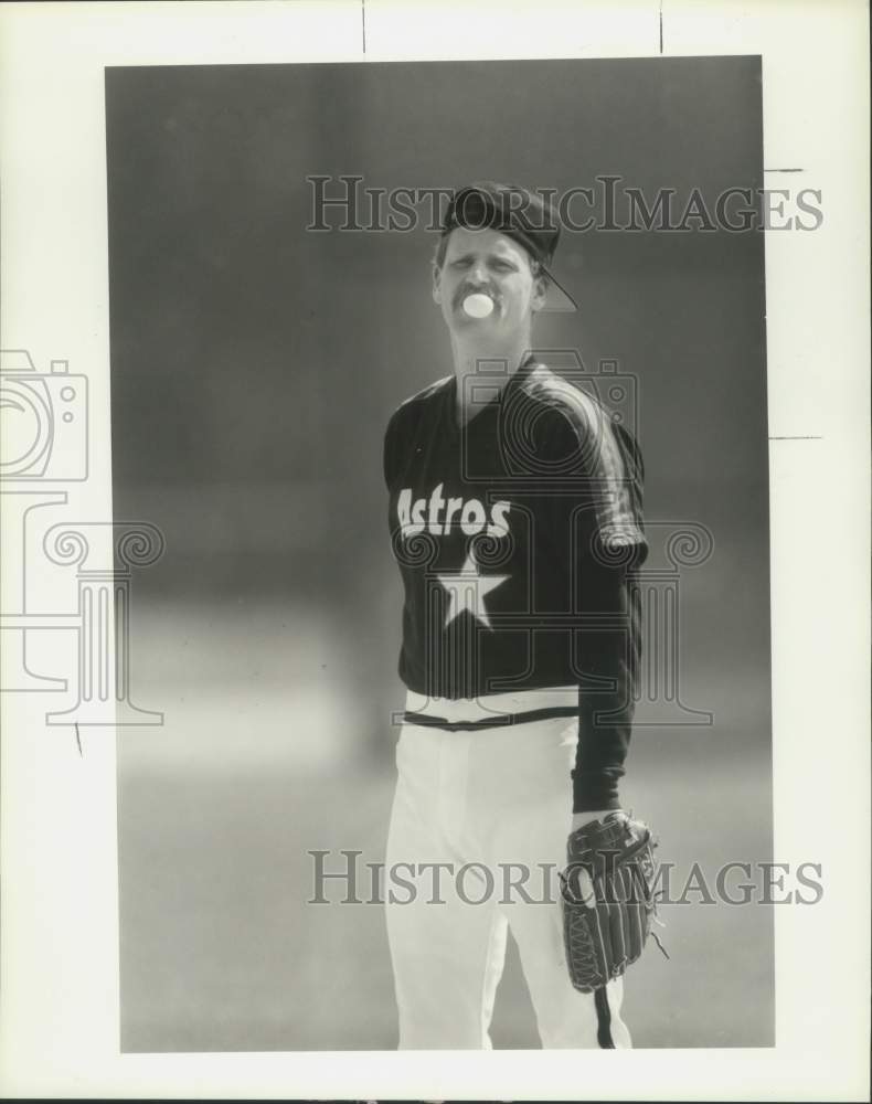 1988 Press Photo Astros&#39; Larry Andersen blows bubble with gum during workout- Historic Images