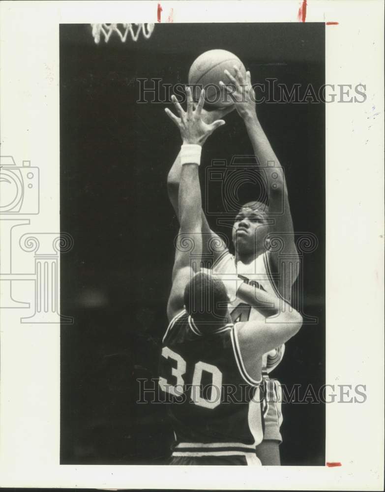 1985 Press Photo Houstons Greg Anderson shoot basket over Jimmie Gilbert in game- Historic Images