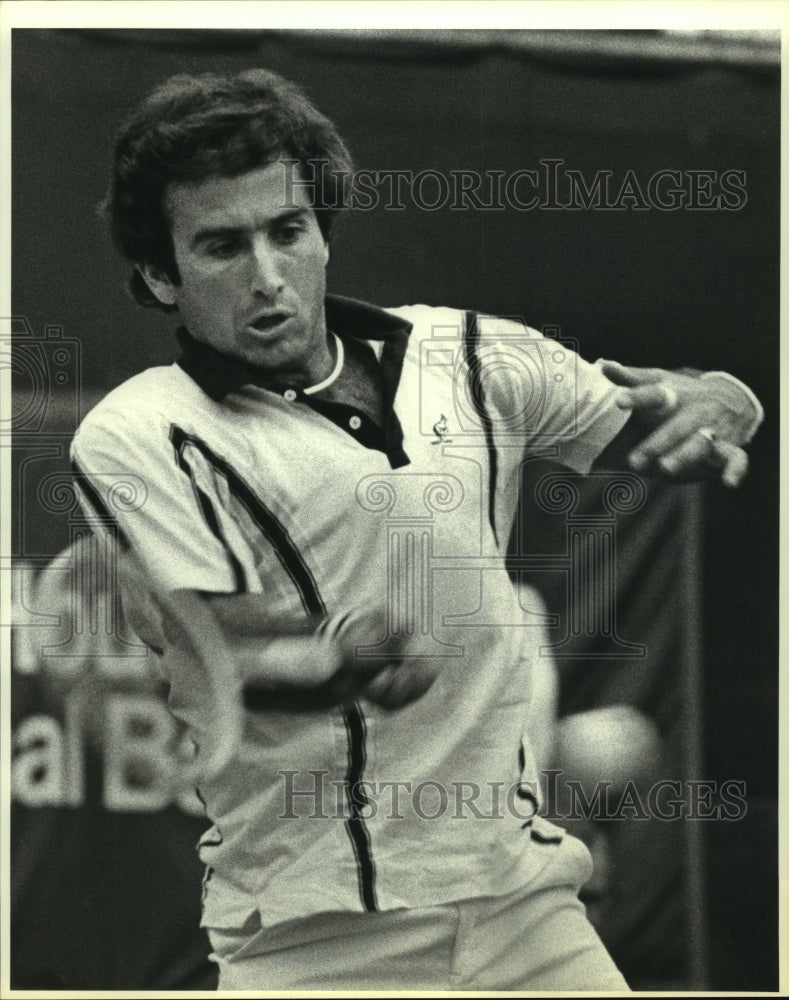 1980 Press Photo Professional tennis player Eddie Dibbs hits a forehand.- Historic Images