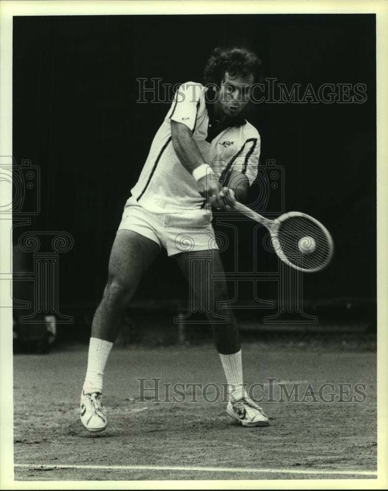 1979 Press Photo Professional tennis player Eddie Dibbs hits backhand.- Historic Images