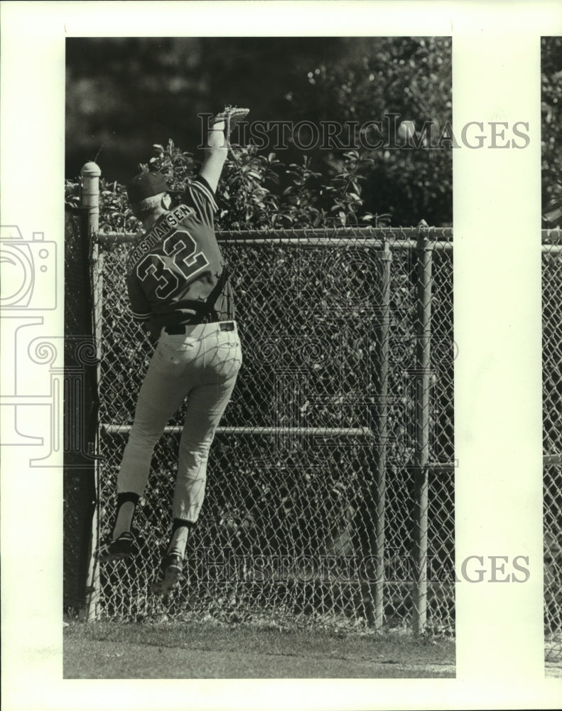 1987 Press Photo Texas Tech first baseman Brian Christiansen can&#39;t reach foul- Historic Images