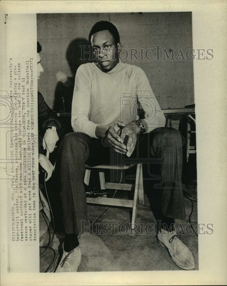 1972 Press Photo Marquette University&#39;s center Jim Chones explains going pro- Historic Images