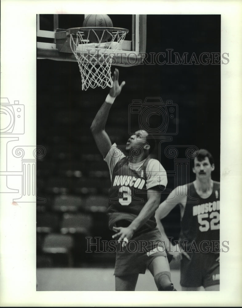 1989 Press Photo Houston Rockets&#39; basketball player Derrick Chevous shoots layup- Historic Images