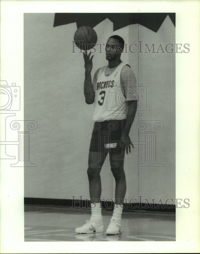 Press Photo Houston Rockets&#39; basketball player Derrick Chevous at practice.- Historic Images