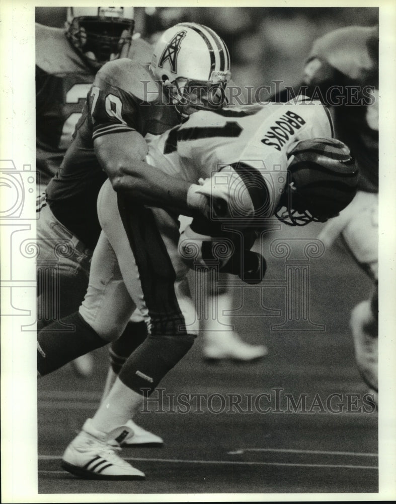 1990 Press Photo Houston Oilers&#39; Ray Childress wraps up Bengals&#39; runner Brooks.- Historic Images