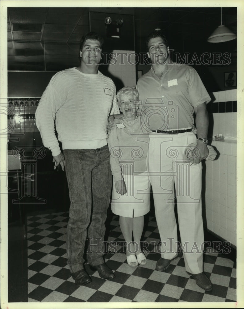 1986 Press Photo Houston Oilers with Ronald McDonald volunteer Lucy Ingram- Historic Images