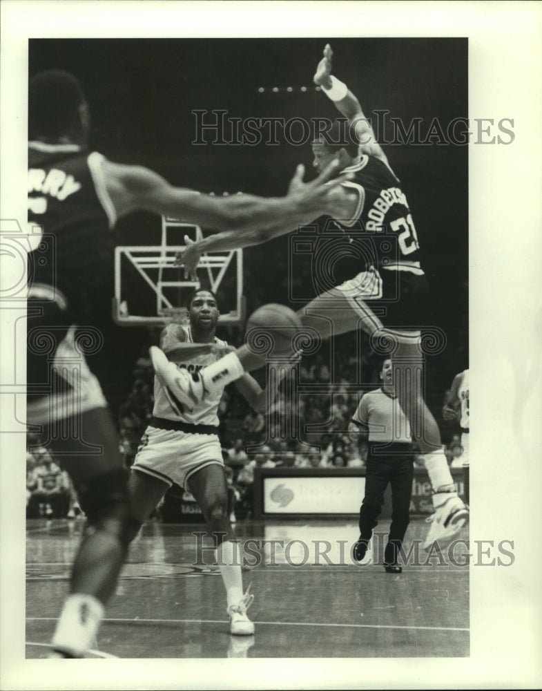 1988 Press Photo Houston Rockets&#39; Lester COnner passes ball past Spurs defenders- Historic Images