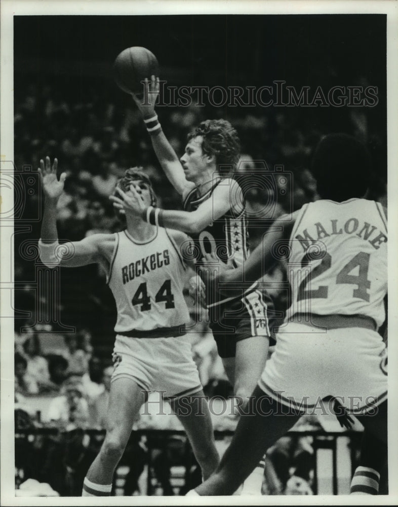 1977 Press Photo Houston Rockets&#39; Doug Collins attempts to defend the basket- Historic Images