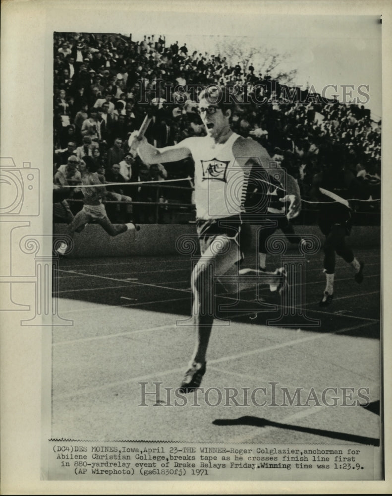 1971 Press Photo Abilene Christian College&#39;s Roger Colglazier anchors team win.- Historic Images