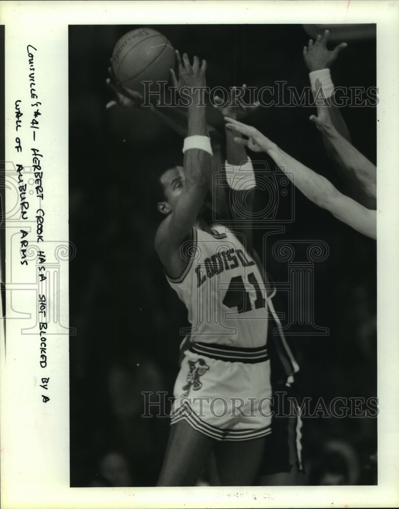 1986 Press Photo Louisville&#39;s Herbert Crook takes shot during final in Houston- Historic Images