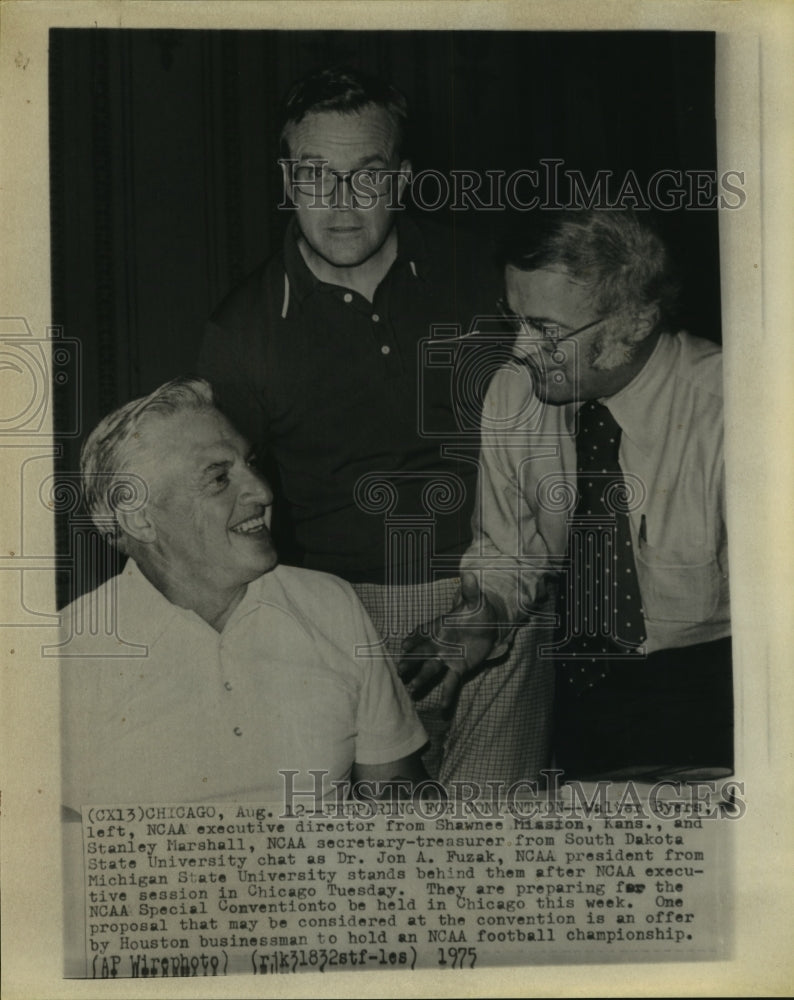 1975 Press Photo Walter Byers, NCAA executive director chats with board members- Historic Images