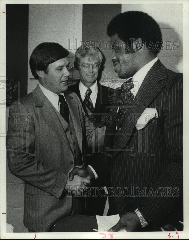 1978 Press Photo Football player Earl Campbell shakes hands - hcs03037- Historic Images