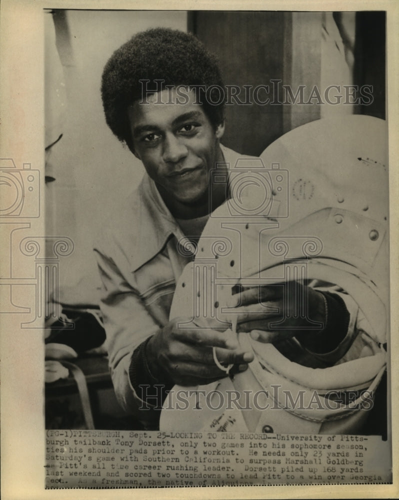 1975 Press Photo University of Pittsburgh tailback Tony Dorsett ties his pads.- Historic Images