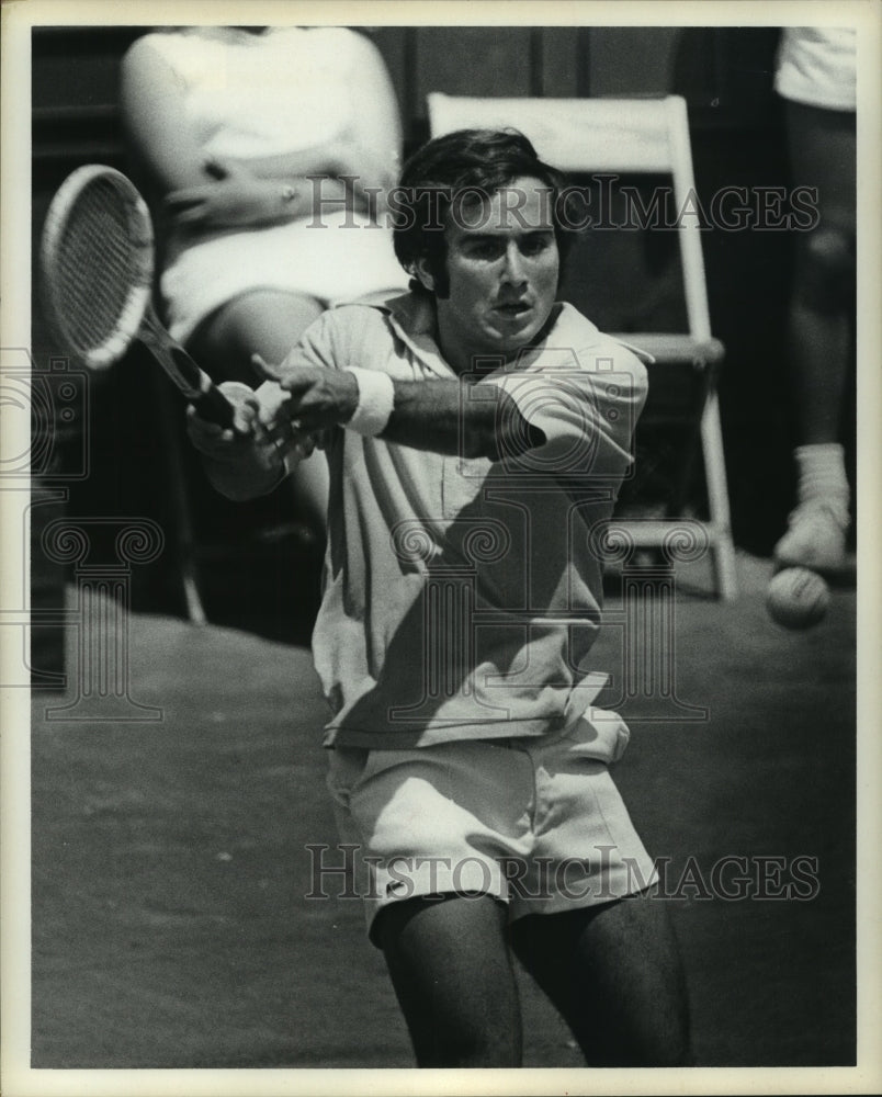 1974 Press Photo Pro Tennis player Eddie &quot;Fast Eddie&quot; Dibbs hits a backhand.- Historic Images