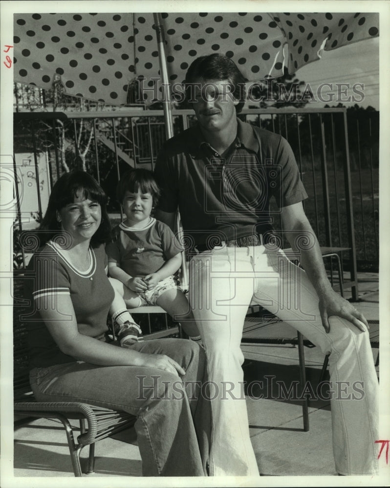 1977 Press Photo Houston Astros&#39; pitcher Mike Cosgrove and family. - hcs03090- Historic Images