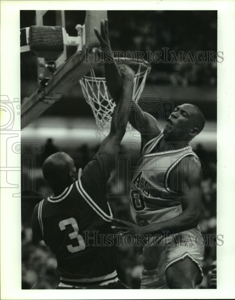 1992 Press Photo University of Texas' Dexter Cambridge blocks Craig Upchurch