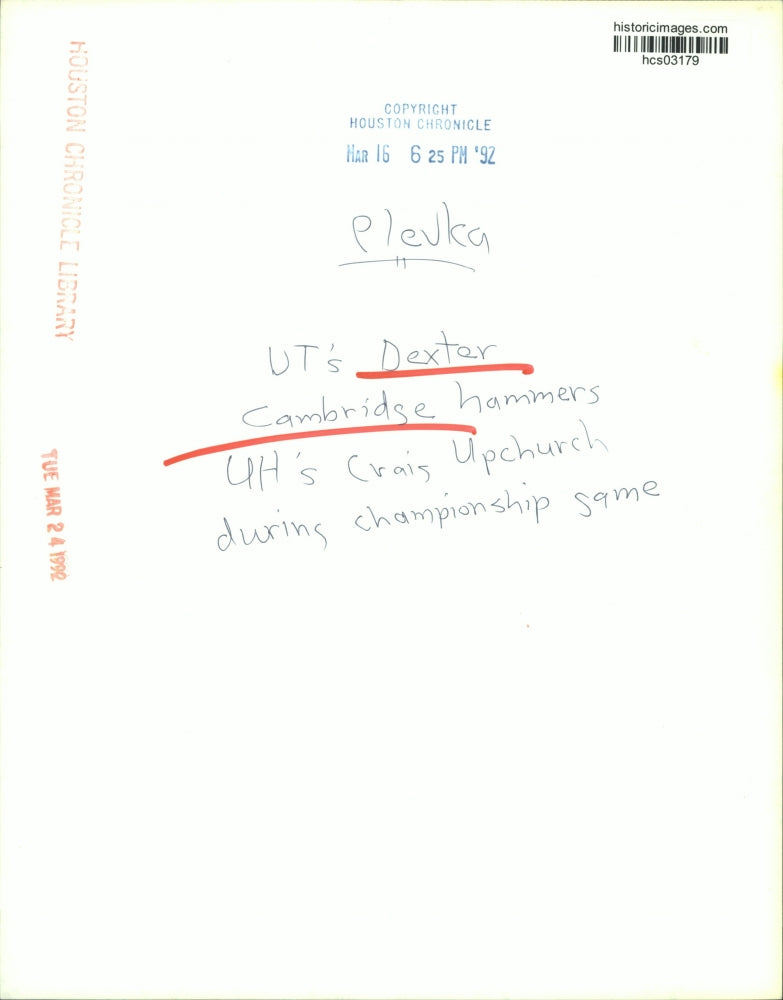 1992 Press Photo University of Texas' Dexter Cambridge blocks Craig Upchurch