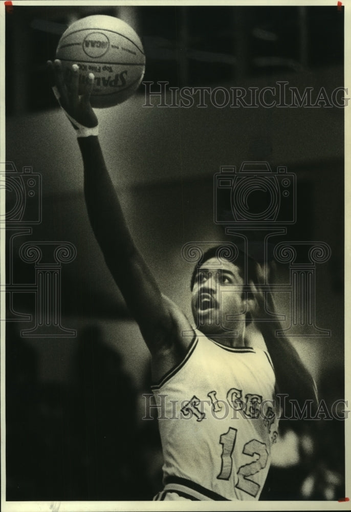 1981 Press Photo Texas State University&#39;s Ray Crawford drives for a layup- Historic Images