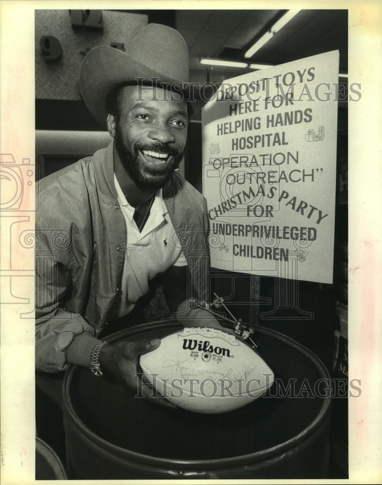 1980 Press Photo Houston Oilers&#39; Kenny Burrough donates autographed football- Historic Images