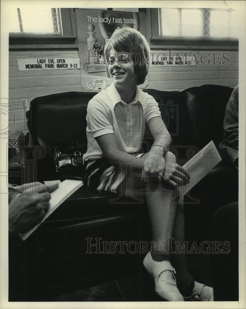 1972 Press Photo Golfer Betty Burfeindt answers questions from a reporter- Historic Images