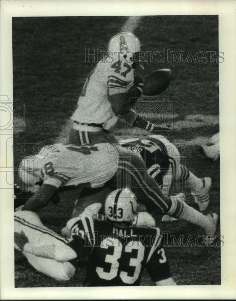 Press Photo Houston Oilers&#39; Ronnie Coleman fumbles against the Colts.- Historic Images