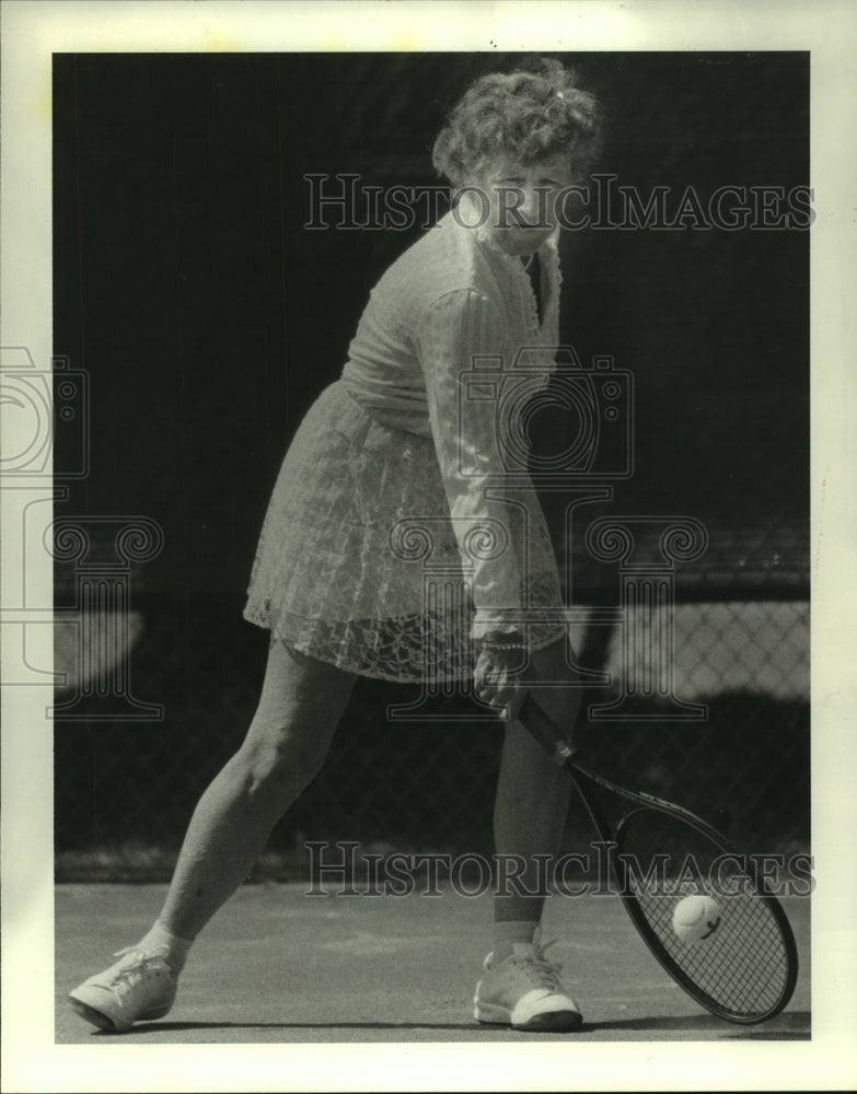 1983 Press Photo Tennis star Dodo Cheney reaches for a backhand on the court.- Historic Images